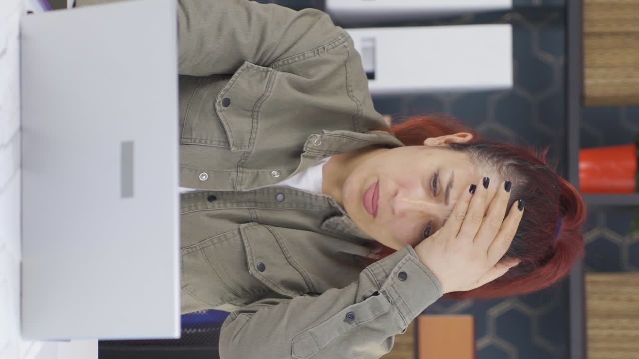 좌절된 사업가 여성의 수직 비디오.