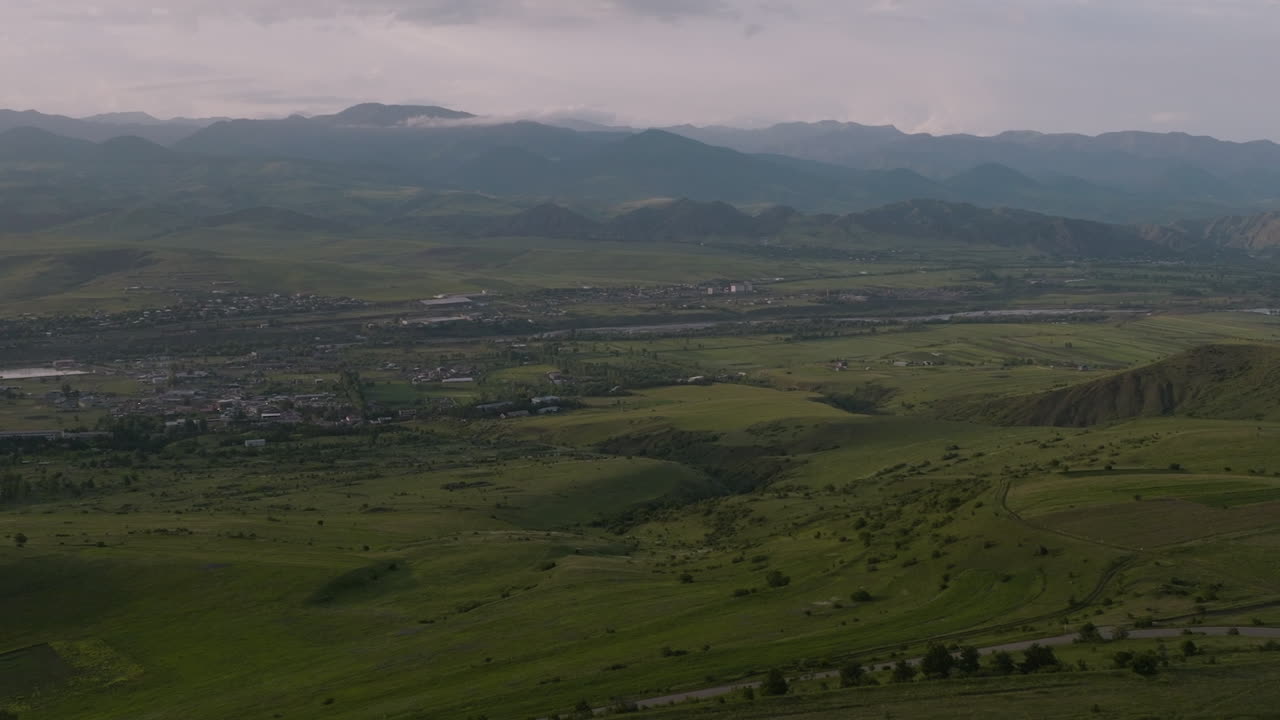 municipio en tierras remotas debajo de las montañas cerca de akhaltsikhe en samtskhe-javakheti, georgia