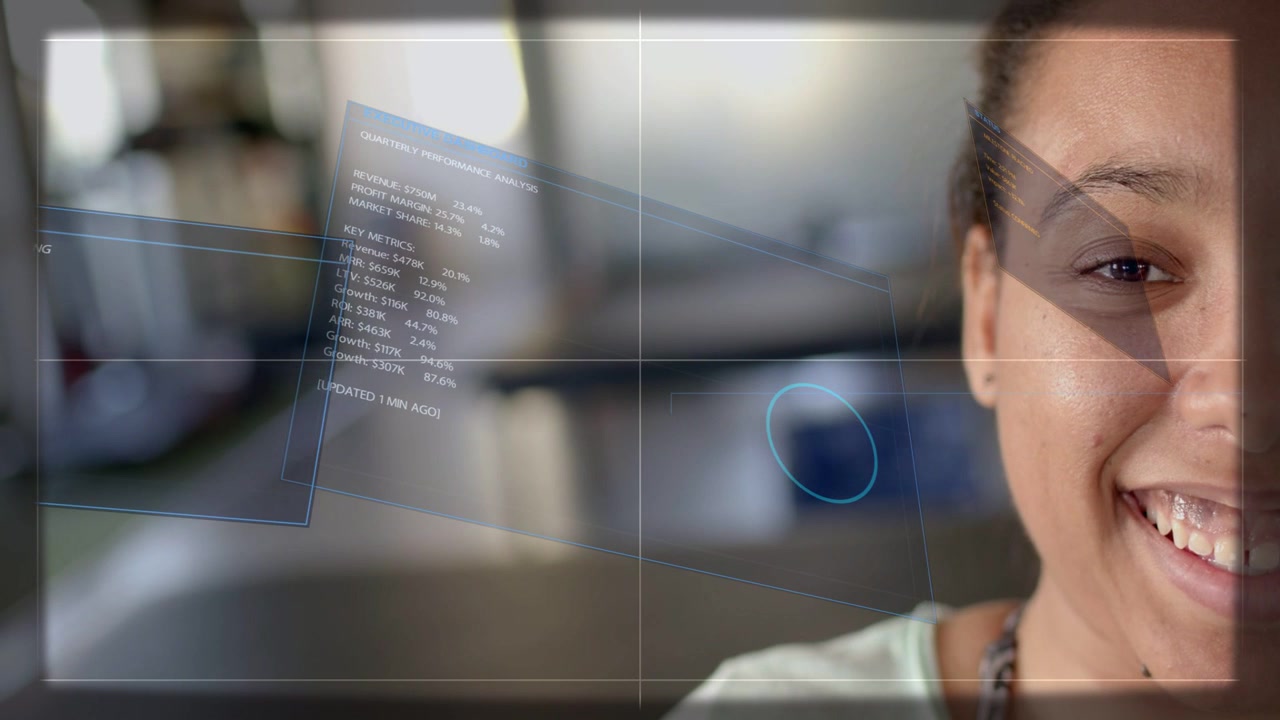 Kvinde reagerer på hologram UI-paneler, der vises, gennemgår analyser, mens en blå ring fremhæver nøgletal.