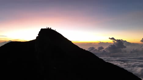 monte agung al amanecer: imágenes de drones del volcán activo