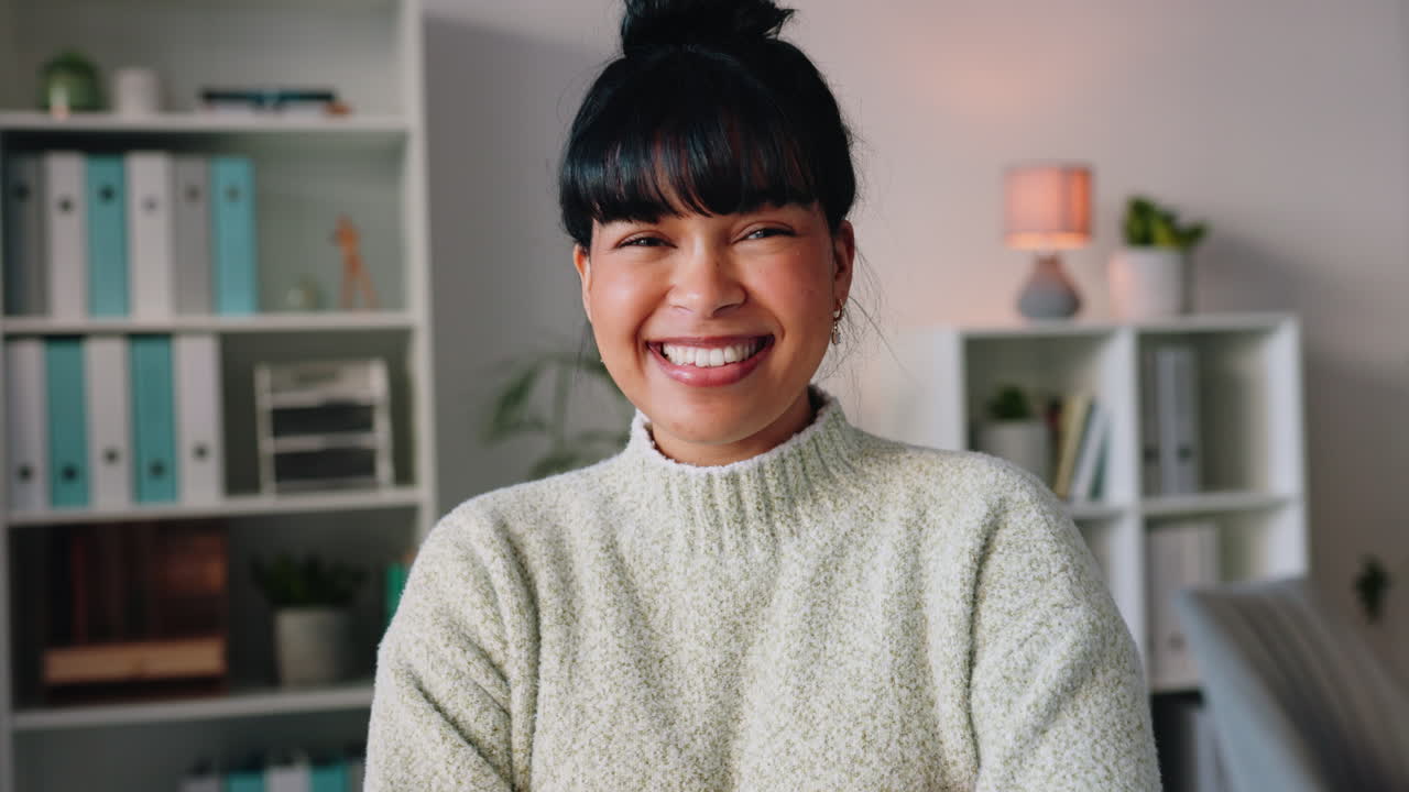 미소, 행복 또는 긍정적 인 비즈니스 여성