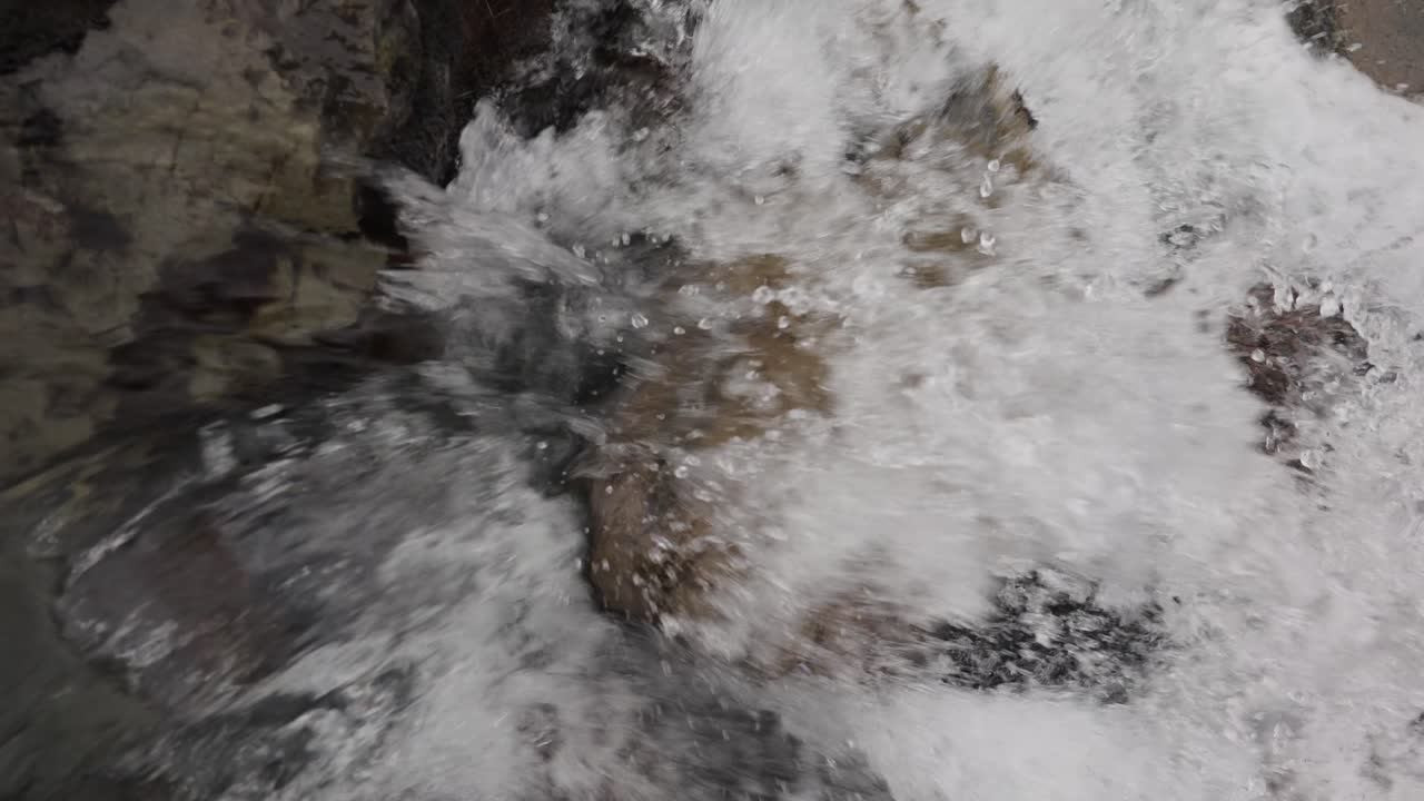 아이슬란드의 바위가 있는 강바닥을 가로질러 흐르는 빙하와 홍수 물의 흐름을 확대합니다.