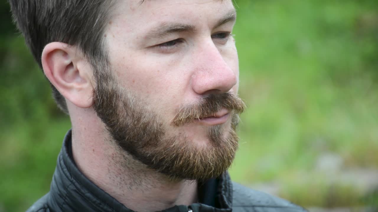 오른쪽 극단을 찾고 수염을 가진 우울 찾고 중년 백인 남자를 닫습니다