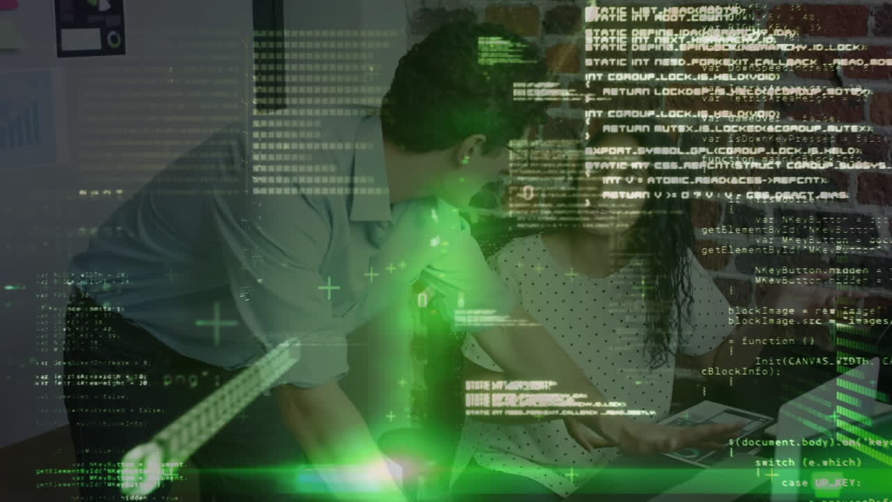 procesamiento de datos contra diversos colegas masculinos y femeninos discutiendo sobre computadora portátil en la oficina