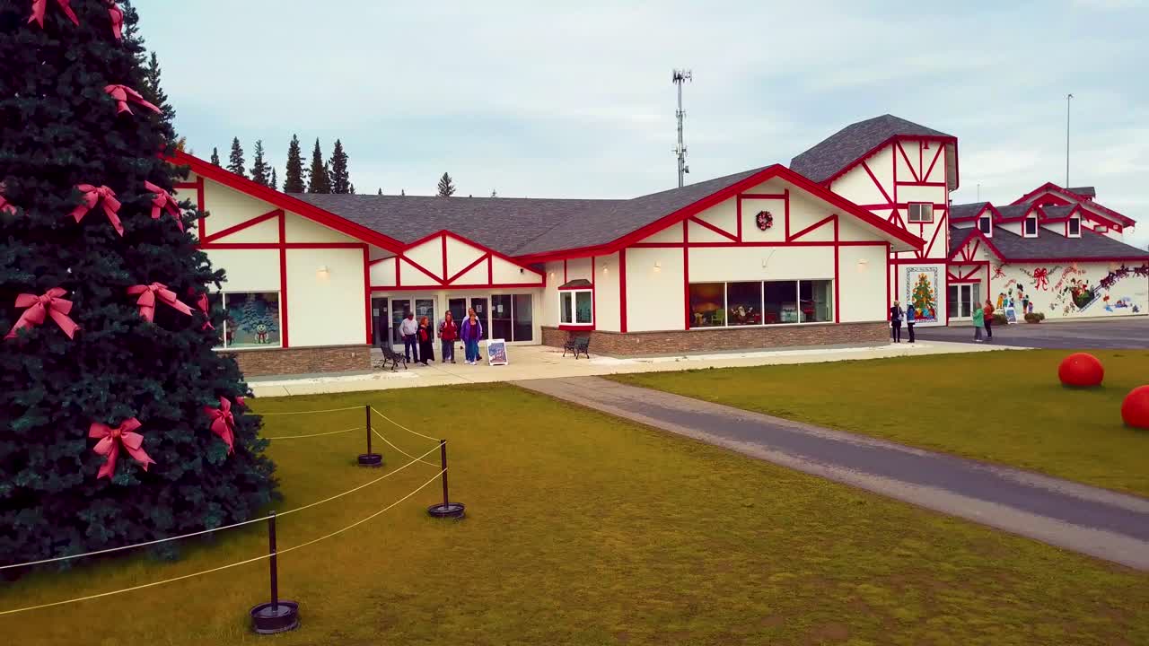 video de drones de 4k del árbol de navidad en la casa de santa claus en el polo norte, alaksa durante el día de verano