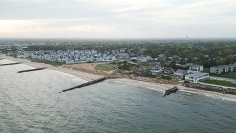 Vista-Aérea-Panorámica-De-La-Ciudad-Portuaria-De-Dennis-En-Cape-Cod-Bay,-Massachusetts,-Estados-Unidos