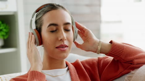 música, auriculares y mujer escuchando