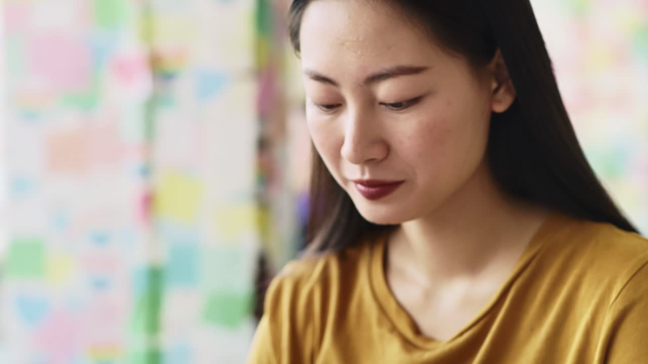 카페에서 휴대폰을 가진 젊은 여성의  ⁇ 드헬드 뷰