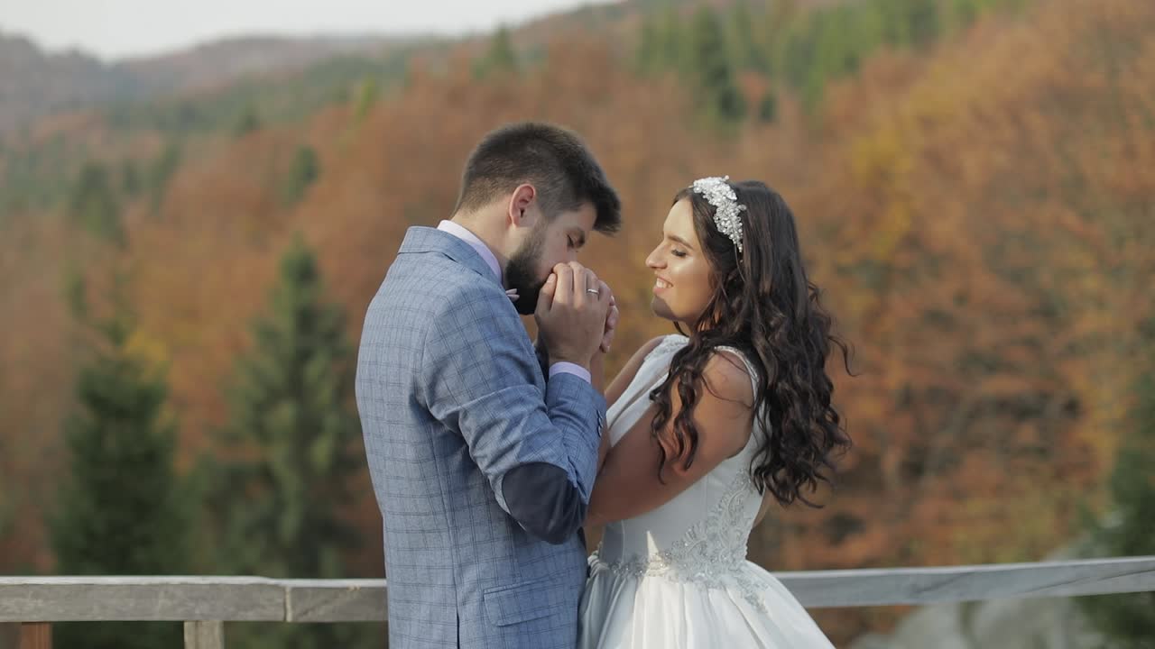 novio con la novia en una colina de la montaña en el bosque. pareja de bodas