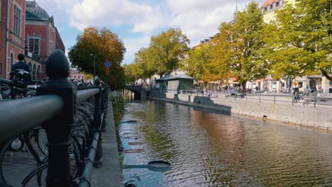 Cámara-Lenta-De-Un-Río-Flotando-Con-árboles-Verdes-En-Segundo-Plano-Sub2