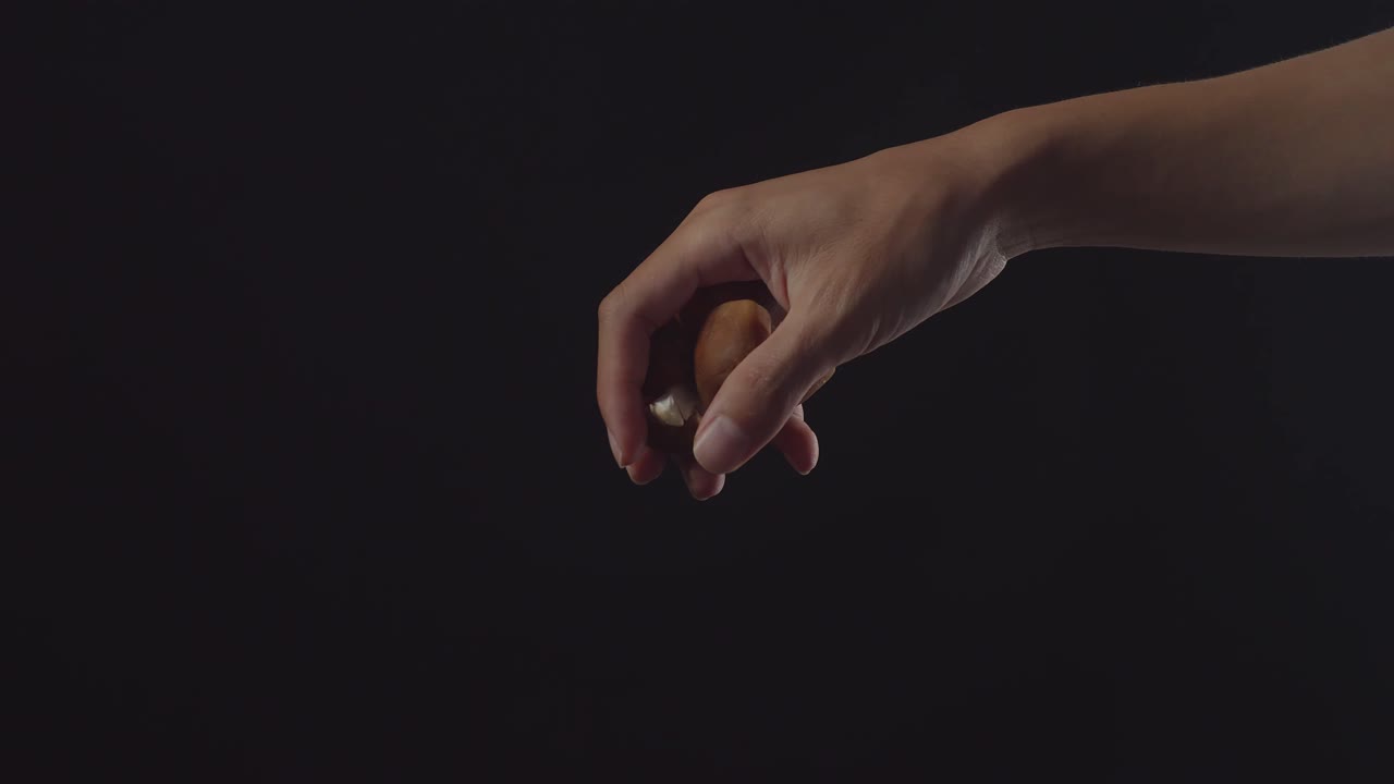 식품 물건을 손으로 잡고 떨어뜨리는 것