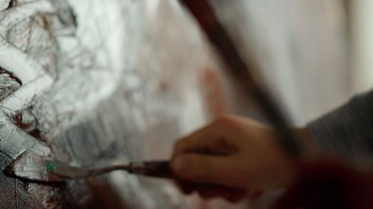 Persone irriconoscibili che disegnano in studio. Concetto di hobby di pittura contemporanea.