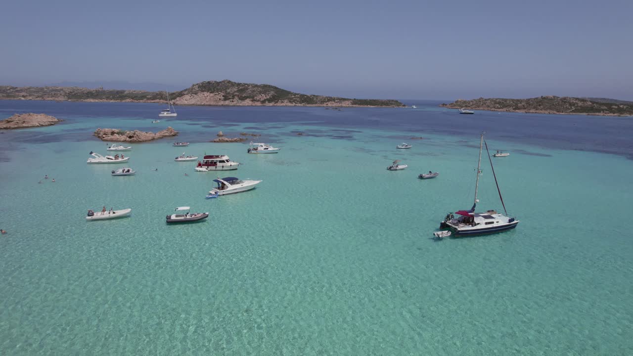 Journée ensoleillée sur l'île de la Maddalena, Italie.