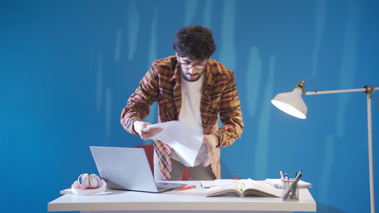 el estudiante ocupado está tratando de terminar su tarea rápido.