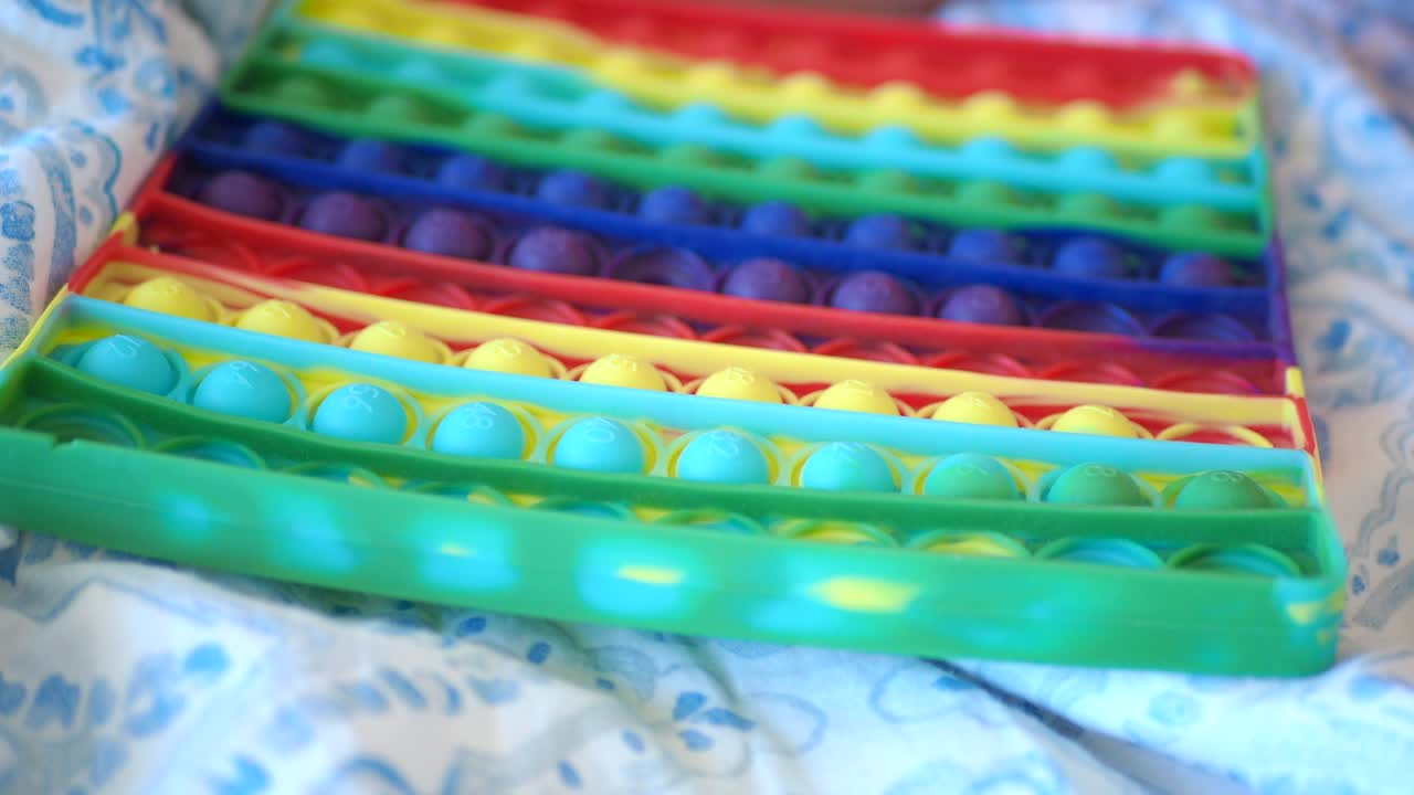 아이 가 팝 이트 피 장난감 으로 놀고 있다