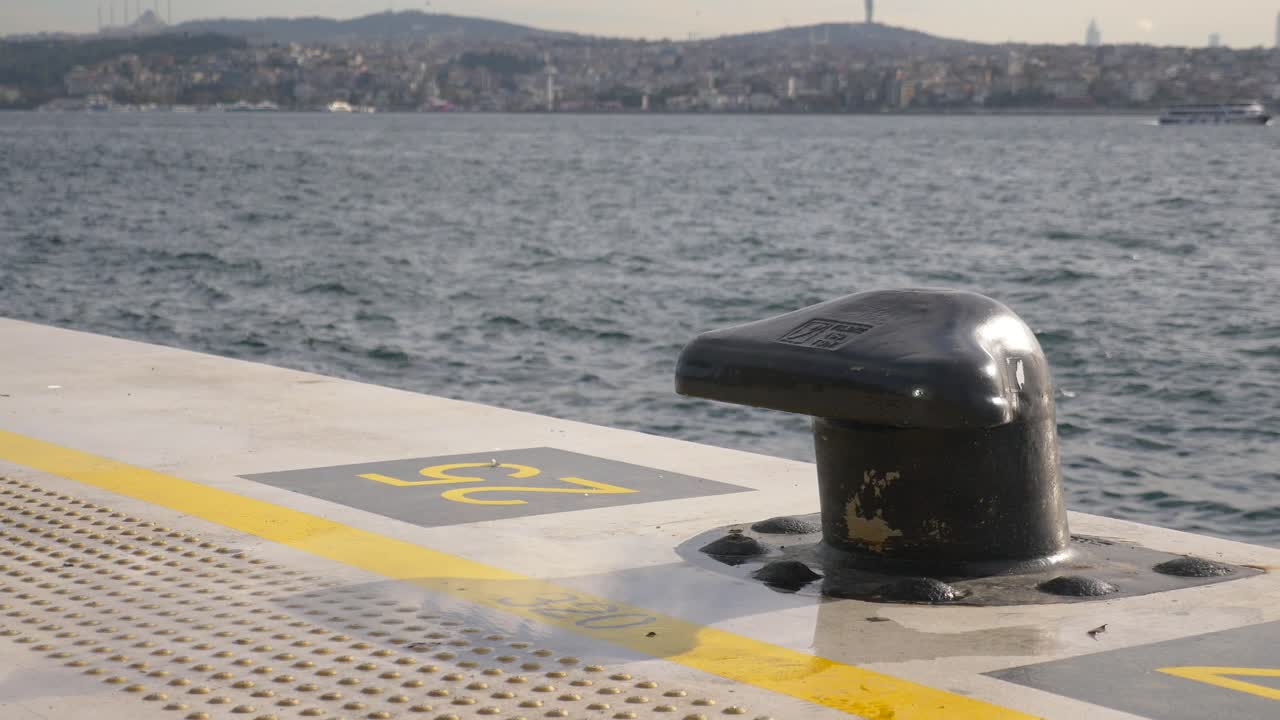 bolardo negro en un muelle en estambul