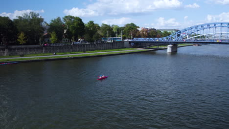 Kajakfahrer,-Die-In-Der-Weichsel-Zur-Jozef-Pilsudski-Brücke-In-Krakau,-Polen,-Kajak-Fahren