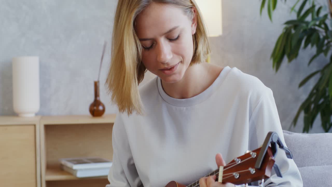 женщина, играющая в укулеле