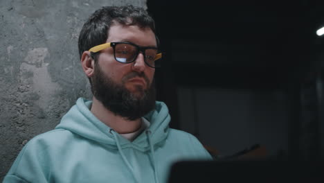 hombre trabajando en una computadora portátil