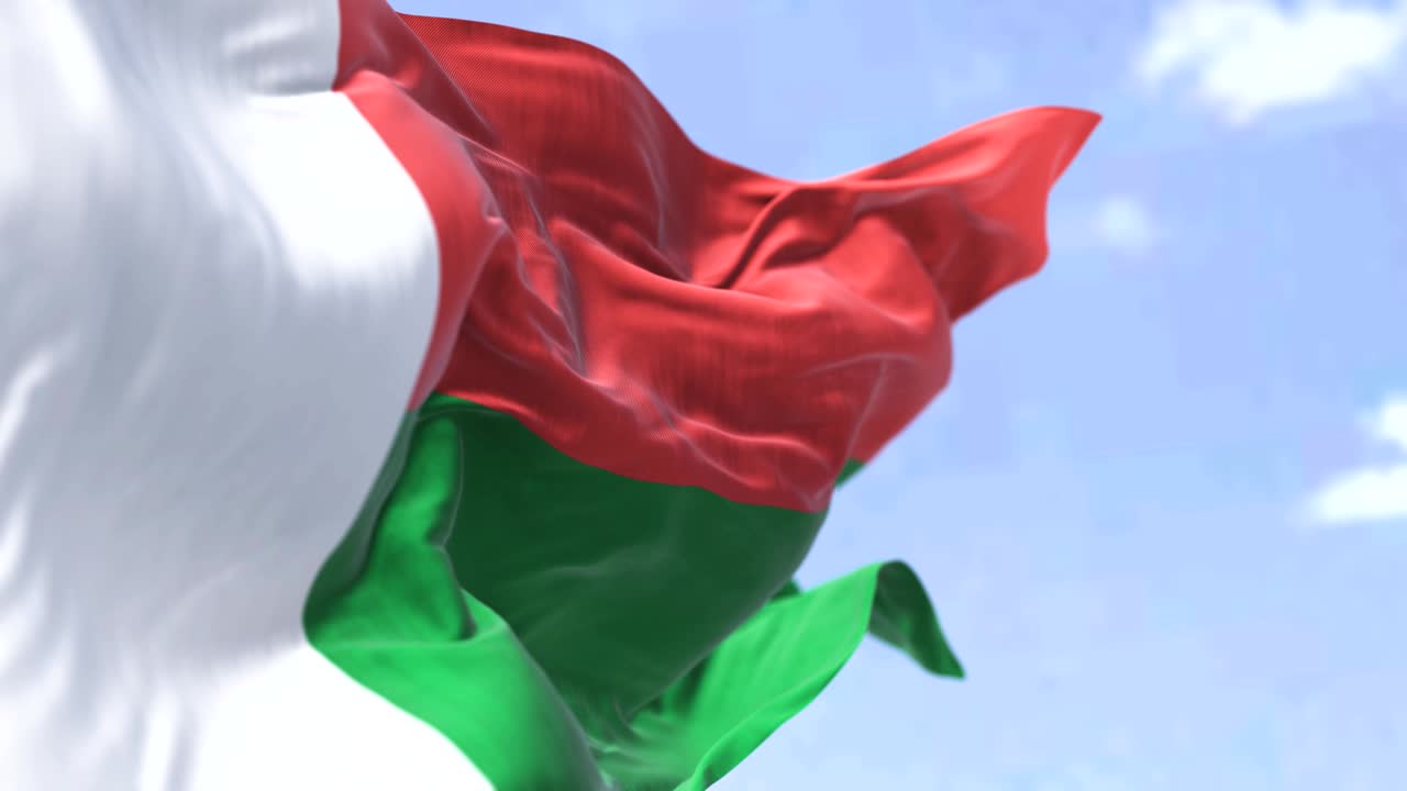 Dettaglio della bandiera nazionale del Madagascar che sventola al vento in una giornata limpida