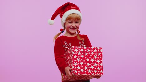 Mädchen-Mit-Weihnachtlicher-Roter-Pullovermütze-Lächelt,-Packt-Geschenk-Aus,-öffnet-Schachtel-Mit-Hauskatze,-Tolle-Überraschung