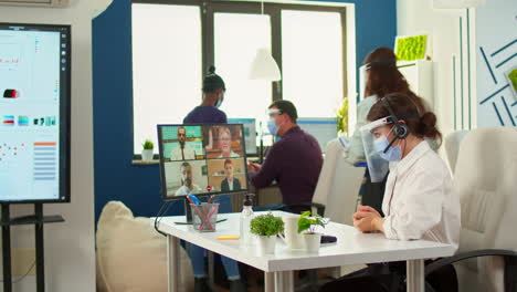 gerente con máscara de protección con videoconferencia