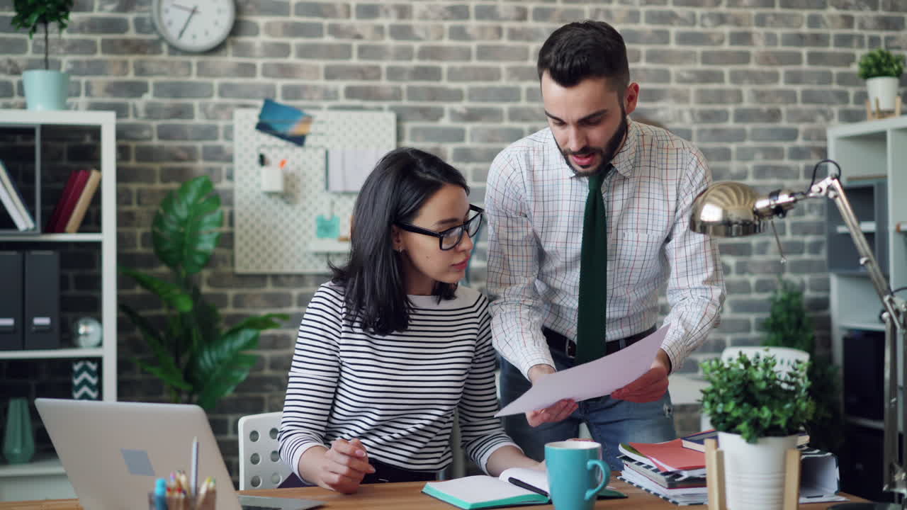 colegas de negocios que colaboran en una oficina moderna