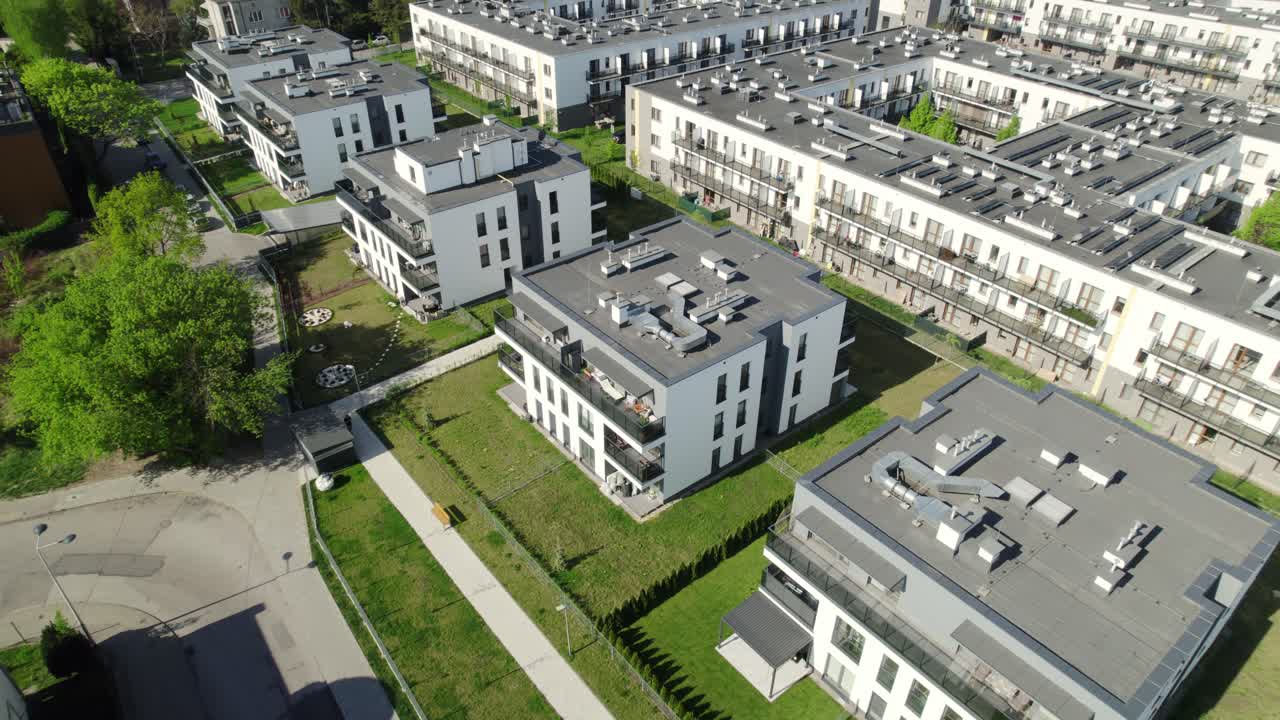 Flygbild av moderna hyreshus i ett grönt bostadsområde