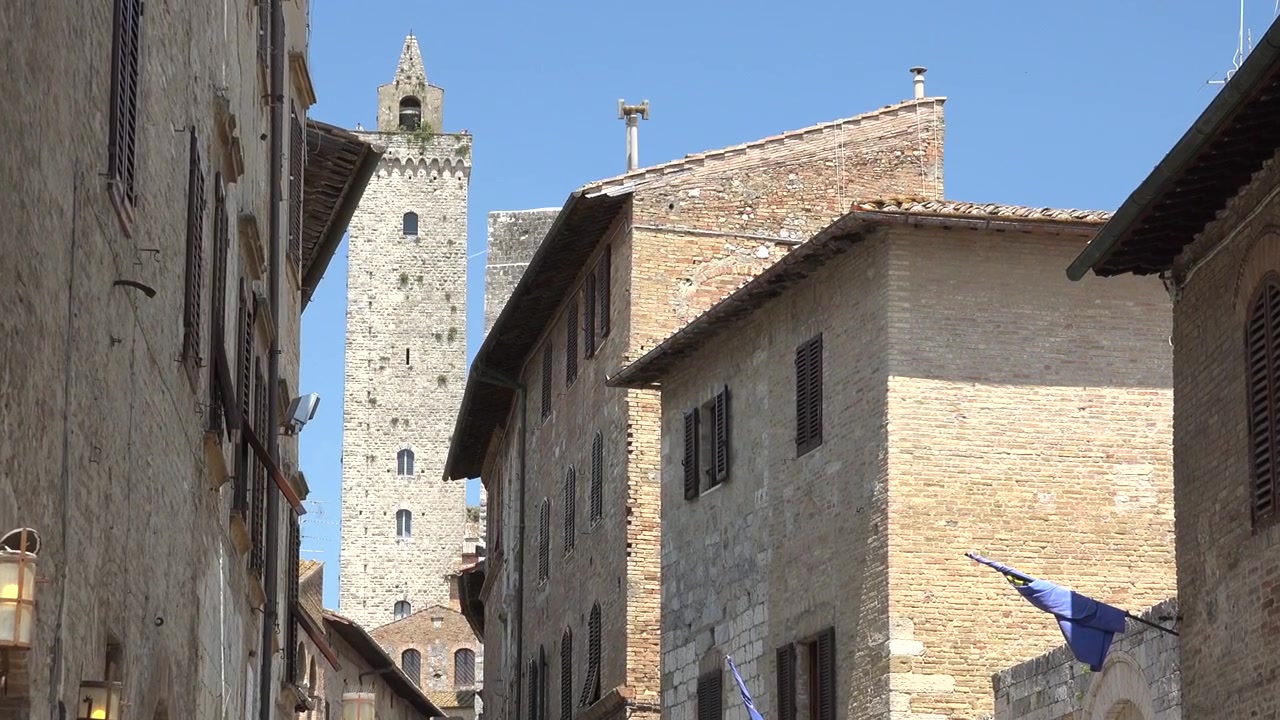 Antica torre in pietra in una storica città italiana