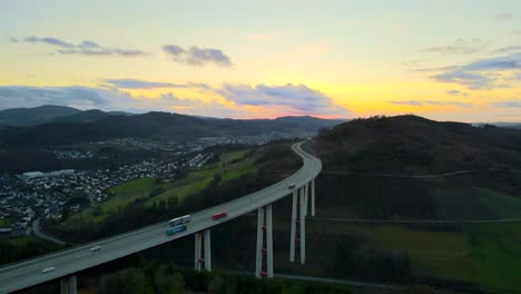 Impresionante-Puesta-De-Sol-En-El-Puente-De-La-Autopista-Más-Alto-De-Renania-Del-Norte-Westfalia,-Talbrücke-Nuttlar