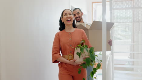 pareja, moviéndose y apuntando en la nueva casa