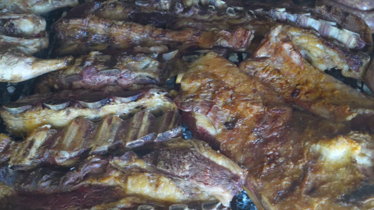 chorizos, carne de res y pollo cocinados a la parrilla en un asado argentino