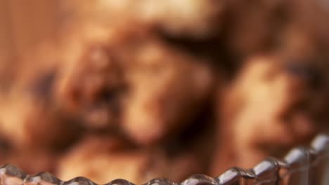 Toma-Panorámica-De-Galletas-Con-Chispas-De-Chocolate-En-Un-Tazón-De-Vidrio,-Enfoque-De-Tiro