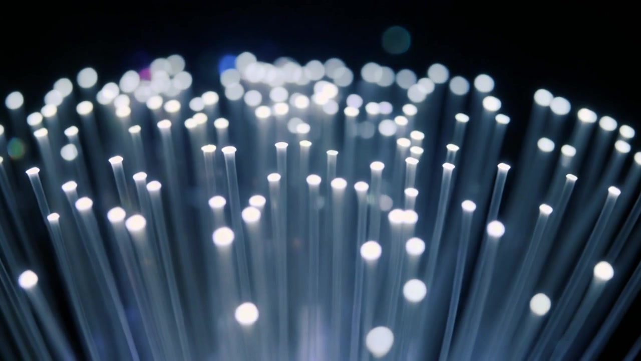 Cavi in Fibra Ottica Luminosi su Sfondo Scuro