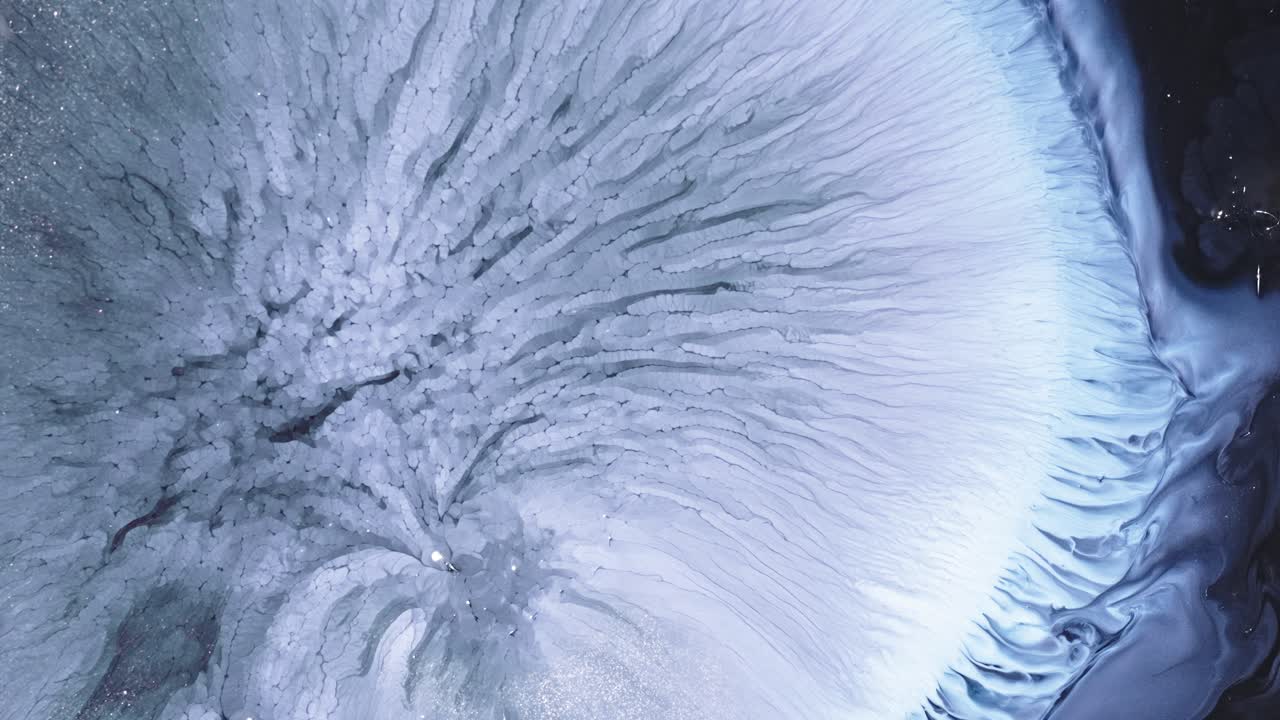 얼어붙은 폭발을 은 반이는 반이는 효과가 있는 물 속의 단색 파란색 잉크