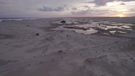 Menschen-Auf-Sanddünen-Von-Stockton-Beach-At