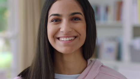 retrato de una hermosa adolescente en casa sonriendo feliz disfrutando de un estilo de vida despreocupado concepto de autoimagen adolescente