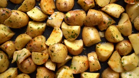 patatas sabrosas sazonadas con hierbas y especias listas para cocinar en el horno