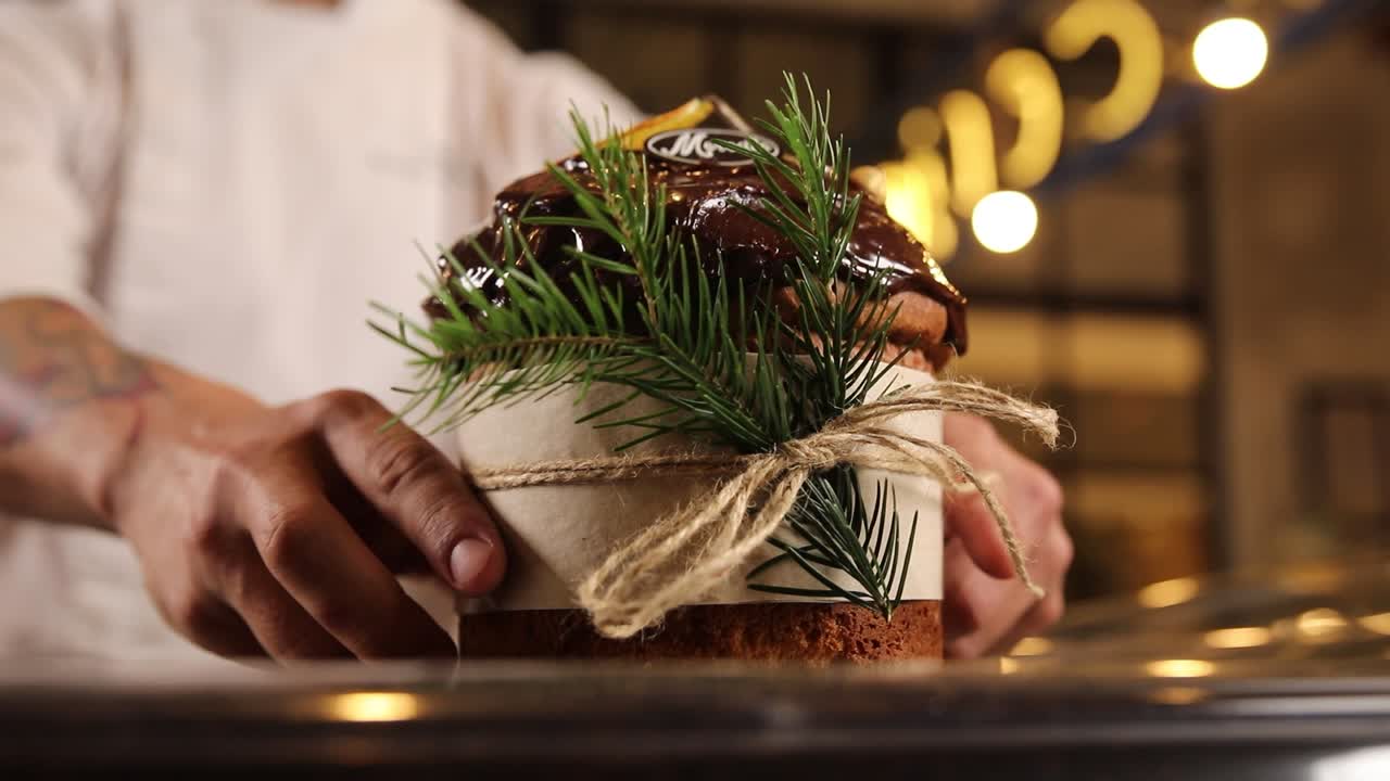 el chef presenta un panettone decorado