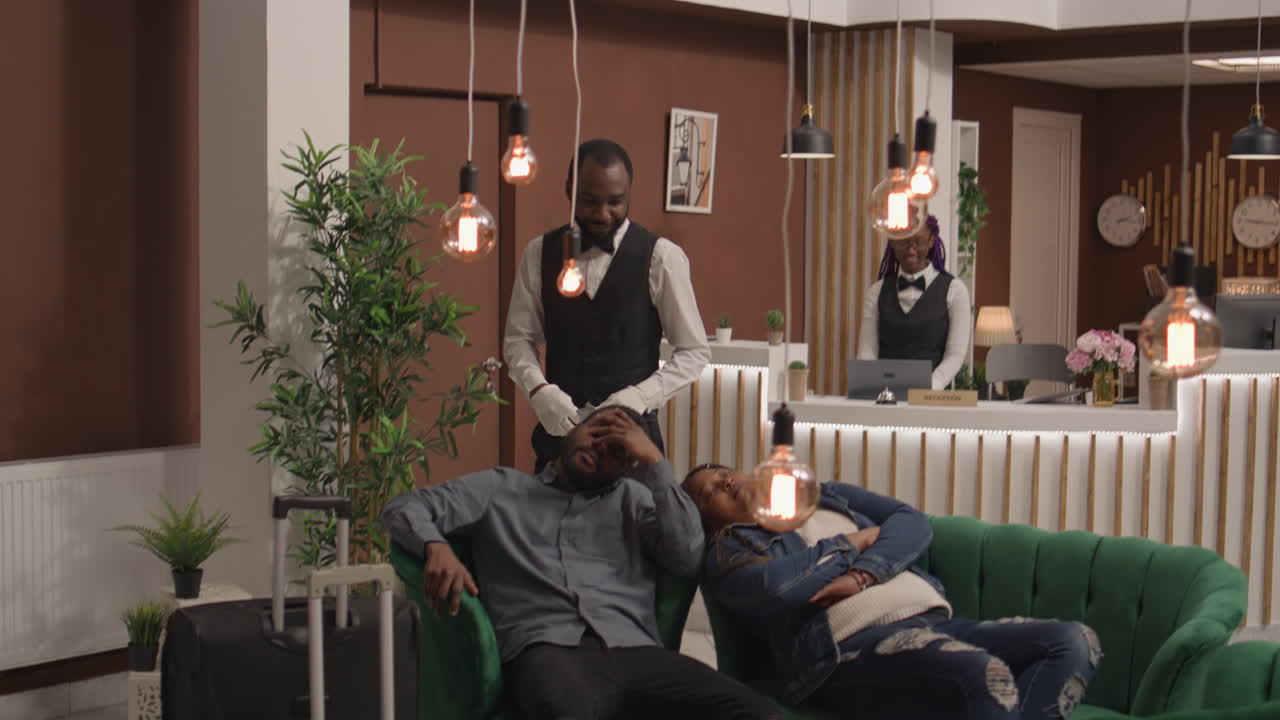 personas durmiendo en la entrada del vestíbulo del hotel