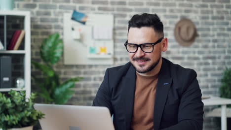 hombre de negocios trabajando en una computadora portátil en una oficina moderna