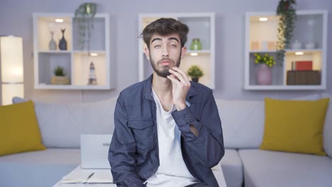 uomo che guarda la telecamera con un'espressione curiosa.