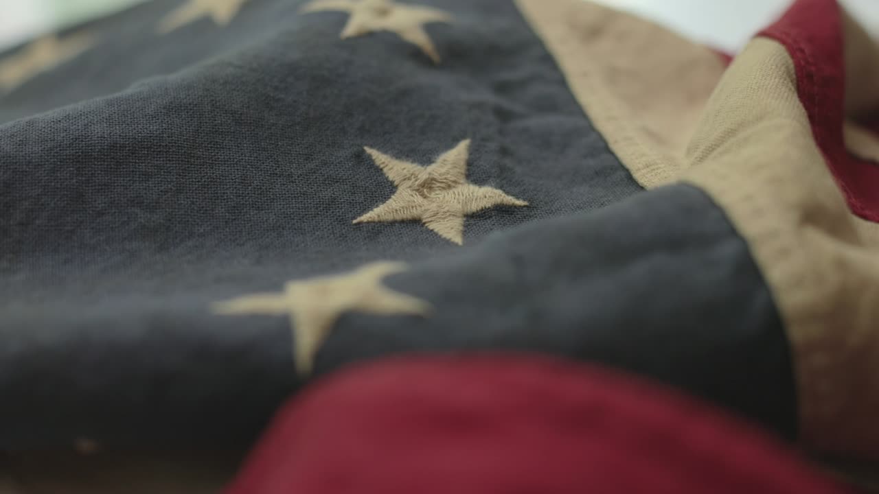 detalle de la bandera estadounidense con 13 estrellas de la revolución