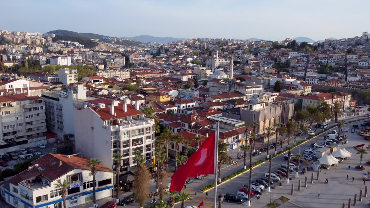 vista aérea del bulevar ataturk en kusadasi, turquía con puntos de referencia, estructuras construidas y bandera turca durante el día