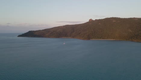 Navegando-En-Aguas-Serenas-Cerca-De-La-Isla-Gancho-Del-Parque-Nacional-De-Las-Islas-Whitsunday-En-Queensland,-Australia