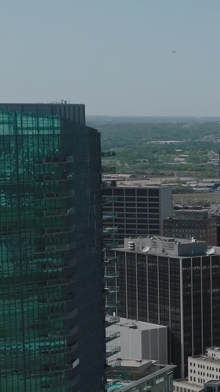 Vista do horizonte do centro de Dallas do alto, mostrando prédios e céu limpo