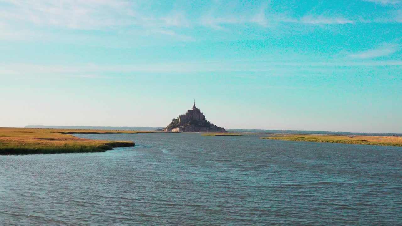 만조 때 바다로 둘러싸인 몽생미셸