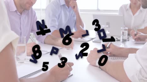 animación de números y letras cambiando sobre la gente haciendo lluvia de ideas en la oficina