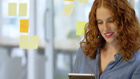 businesswoman reading sticky notes and digital tablet 4k