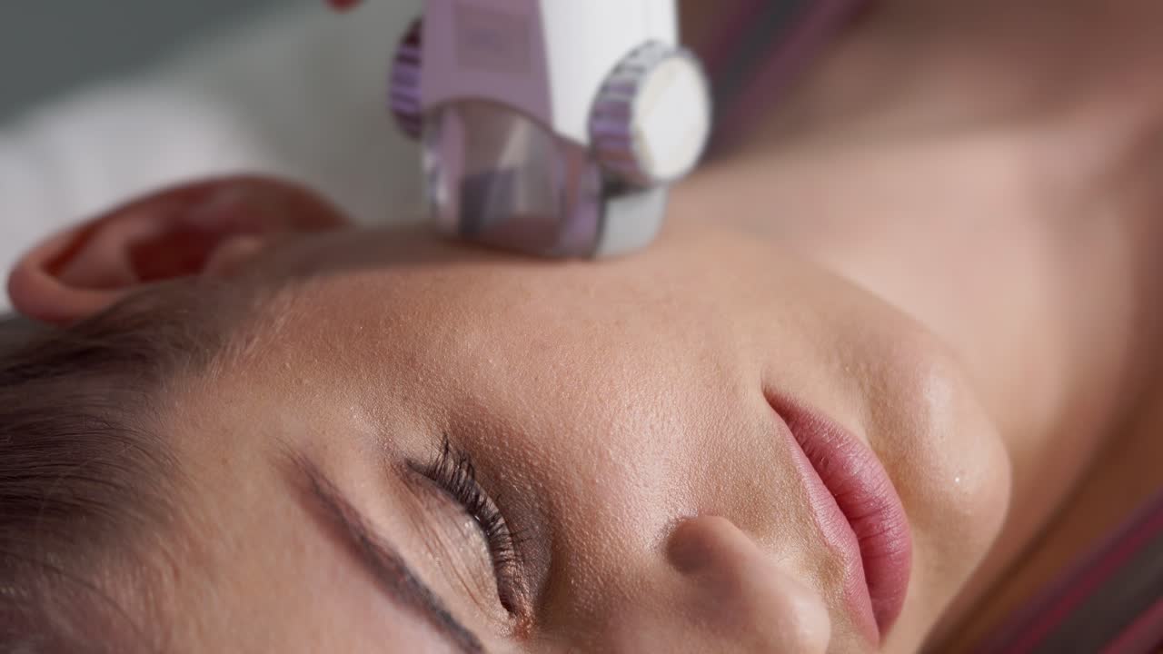 mujer que recibe tratamiento facial